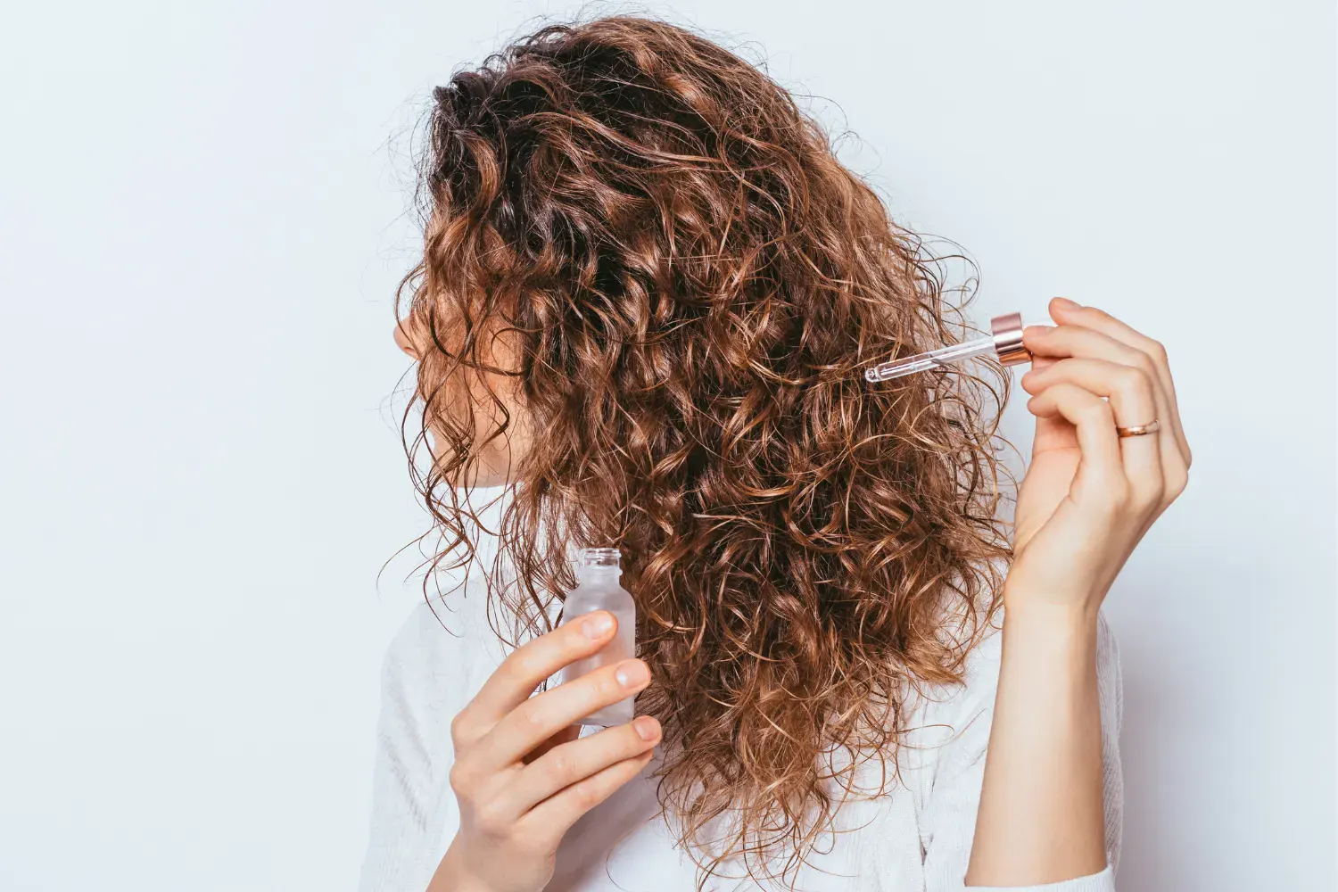 Cheveux Secs et Frisottis : Solutions Efficaces pour une Chevelure Lisse et Douce
